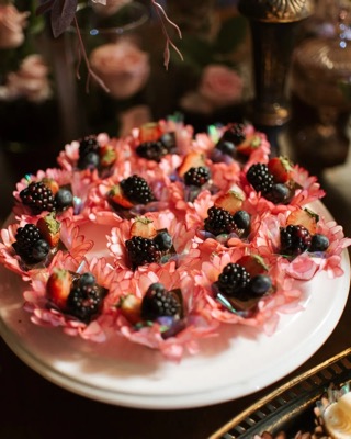 Mesa de doces finos servida na recepção
